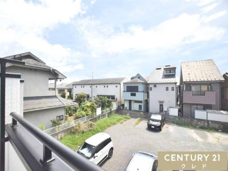 Z˂̒]ʐ^ ՐÂȏZXɘȂނZ܂Ȃ̂ŁAEՂ鍂̌ȂJIȈۂ^Ă܂I
Ǝ₨dA׋̍ԂɋC]łfGȃXy[XłI