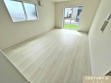 rO y16LDKz
3ʍ̖̌邢16LDKBΖʃLb`ŉbe݁A|o̐ɂ͍LB
JƉƎ̗ǂ͂łB

