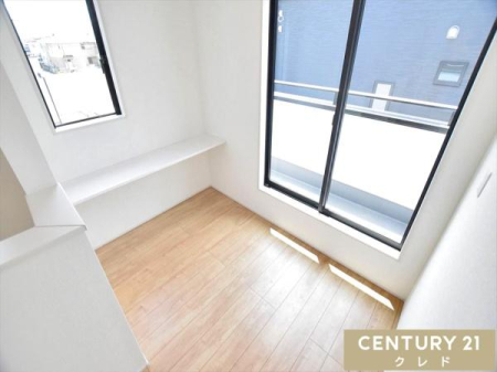 ���̑����� 2�K�L������o���R�j�[�ɏo����ł��A�Ǝ��������X���[�Y�B
�J�E���^�[�t���̃t���[�X�y�[�X�́A�e�����[�N�₨�q�l�̏h��X�y�[�X�Ƃ��Ă����p�ł���֗��ȋ�Ԃł��B