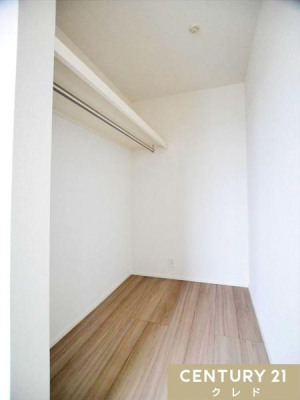 ���[ �y2�K�@�m��6���@WIC�z
�Ƒ��̈ߗނ��܂Ƃ߂Ď��[�ł���E�H�[�N�C���N���[�[�b�g�B
�傫�Ȑ����p�i�܂ŃX�b�L�����[�ł��A�Z��Ԃ��L���g�����Ƃ��ł��܂��B