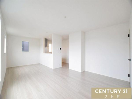 ���r���O �y2�KLDK18.6���z
��؂ȉƑ����W�܂邩�炱��������肽���ꏊ�B
�y�����H���Ɖ�b���n�܂�ꏊ���؂ɂ����f�G�ȏꏊ�ƂȂ��Ă��܂��B