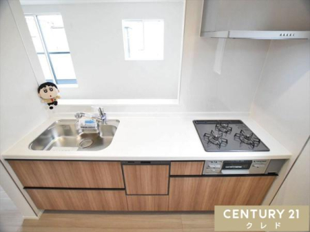 �L�b�`�� �Ζʎ��L�b�`���̓��r���O�S�̂����n������S�݌v�B
�������ł����q�l�̗l�q����������m�F�ł���̂ŁA�����Ȃ��q�l�����邲�ƒ�ɂ��҂�����ł��B