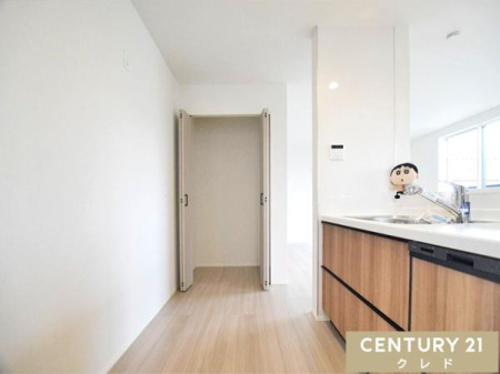 ���[ �y�p���g���[�z
��e�ʃp���g���[�Ŏ��[�̓A�b�v�I
�����u���̐H�i����p�i�A�������̃X�g�b�N�ȂǁA�X�b�L�������ł��ăL�b�`���܂�肪���K�ɕۂĂ܂��B