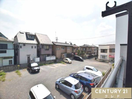 �Z�˂���̒��]�ʐ^ �ՐÂȏZ��X�ɘȂނ��Z�܂��Ȃ̂ŁA���E���Ղ鍂���̌������Ȃ��J���I�Ȉ�ۂ�^���Ă���܂��I
�Ǝ��₨�d���A���׋��̍��ԂɋC���]�����ł���f�G�ȃX�y�[�X�ł��I