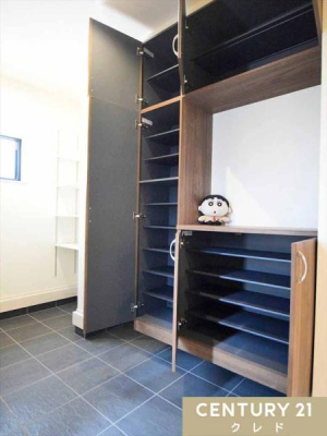 ���� ���ւɂ̓g�[���^�C�v�̃V���[�Y�{�b�N�X���̗p�B���I�Ńu�[�c��X�j�[�J�[�����ʂȂ����[�ł��A�J�E���^�[�͉ו��̈ꎞ�u���ɕ֗��B�����t���Ŗ��邳���m�ۂ��Ă��܂��B