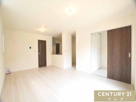 ���r���O �y16.25��LDK�z
��16.25���̒����`�̃��r���O�B��ʂ̑|���o�����{�����œ����͏Ɩ����炸�̖��邳�B�אڗm���͈����˂ŊJ�ł��A�L�b�Y�X�y�[�X��ݑ�[�N�ɂ��_��ɑΉ����܂�