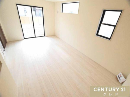 ���r���O �y16.25��LDK�z
���났�ƐH���̃X�y�[�X���������m�ۂł���L���B�L�b�`���ƈ�̂ŉƑ��̉�b���e�݂܂��B
�{�����ē��劽�}�I