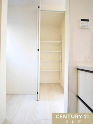 ���[ �y���r���O���[�z
LDK�ɔ��t���̃X�g�b�N���[��z�u�B���I�ō����������ł��邽�߁A�L�b�`���p�i����p�i�A�G�߉Ɠd�܂Ō����悭���߂��܂��B