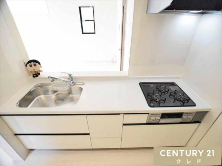 �L�b�`�� ���邢LDK�ɖʂ����ΖʃL�b�`���B�O���R�����E���C�h�J�E���^�[�E��e�ʎ��[�Ŗ����̒����������I�B�z�V��Еt�������₷���A�Ƒ��̉�b�����R�Ɛ��܂�܂��B