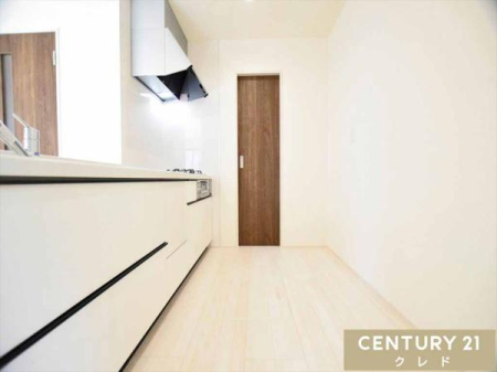 �L�b�`�� ���C�h�ȒʘH�œ�l����ł���Ƃ��₷���L�b�`���B�t���b�g�J�E���^�[�Ƒ�e�ʃX���C�h���[�œ�����o���₷���A�w�ʑ��ɂ͉Ɠd�I��①�ɂ��������u���܂��B