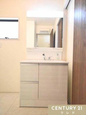 ���ʑ�E���ʏ� �O�ʋ��{���[�L���r�l�b�g�̋@�\�I�Ȑ��ʉ��ϑ�B�Ɩ���̌^�Ŗ��邭�A�R���^�N�g�⃁�C�N�����₷���݌v�B�T�C�h�ɂ͊��C�̂ł��鑋��ݒu���A���C�΍�ɂ��z�����Ă��܂��B