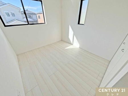 �q������ �y�m��5.25���z
���q�l�̕׋������ɂ����傤�ǂ����L���B
�׋�����{�I�Ȃǂ̉Ƌ��u���Ă��t���[�X�y�[�X���m�ۂ��邱�Ƃ��ł��܂��B