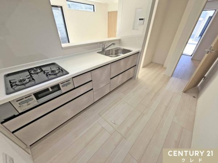 �L�b�`�� ��l2�l������ł���Ƃ�̂���L���ŁA�����̉Ǝ��̎��Ԃ����K�ɁB
�L�b�`�����ɂ͕֗��ȃp���g���[������A�X�g�b�N�i�⒲���Ɠd�̐����ɂ��𗧂��܂��B