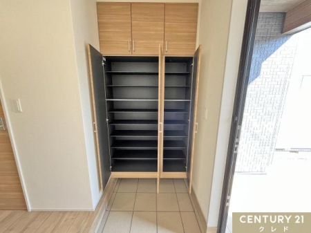  ̂[͉Ƒ̐ľCՂƎ[ł܂B
ƕЕtւł͉ƑŌC𗚂Ao邱Ƃł܂B