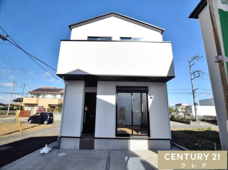 �O�ʓ��H�܂ތ��n�ʐ^ �Ζʎ��L�b�`���ƃ��r���O�K�i���̗p�����A�Ƒ��Ƃ̉�b���e��18.6����LDK�����͂̐V�@�B
�R�c���E���w�Z�܂œk��13���ŁA���q�l���ʂ��₷�����S�̏Z���I
