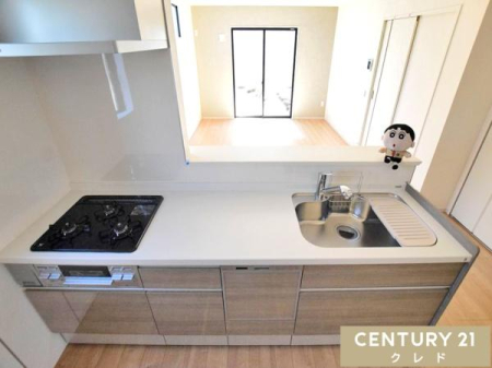 �L�b�`�� �Ζʎ��L�b�`���͎����������Ė��邭�A�J���I�ȕ��͋C�ɁB
�����������Ȃ��炨�q���܂̗l�q��������̂ŁA�q��Ē��̂��ƒ�ɂ��������Ԏ��ł��B