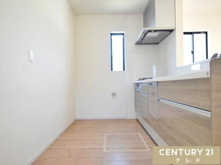 �L�b�`�� �L�b�`���͑�l2�l������ł���Ƃ�̂���L���ŁA�����̉Ǝ��̎��Ԃ����K�ɁB
���q���܂́u����Ă݂����I�v�ɂ��A�Ί�ŉ��������Ȃ��Ԃł��B