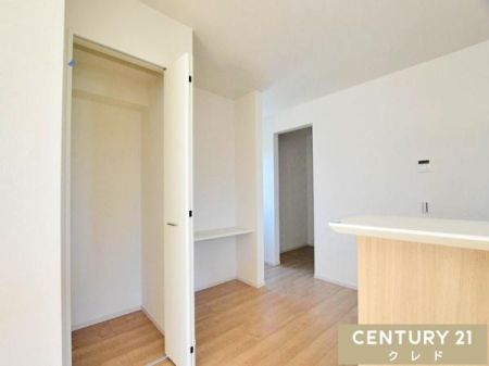 ���[ ���r���O�ɂ̓X�^�f�B�J�E���^�[��ݒu�B
���q���܂̏h��⃊���[�g���[�N�A�Ǝ��̍��Ԃ̍�ƂȂǁA���ړI�Ɏg����֗��ȃX�y�[�X�ł��B