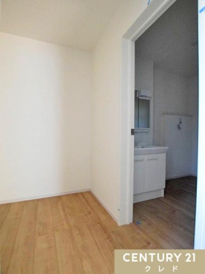 ���[ �y�p���g���[1.5���z
�L�b�`���߂��̃p���g���[�͒I�̍����╝�����R�ɒ����ł����Ƃ肠��L���̐݌v�B
�����X�g�b�N����p�i�A�|���p�i�Ȃǂ𕪂��Ď��[�ł���̂Ő������ڂ����₷����Ԃł��B