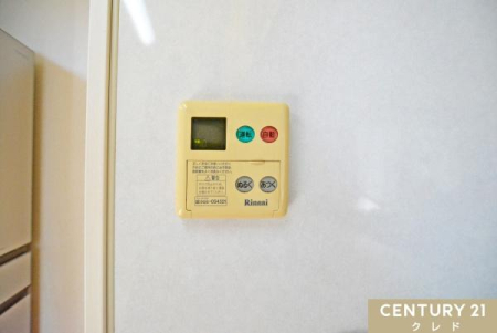 リビング ■■LDK　給湯器　リモコン■■
お風呂の温度調節が簡単にボタン一つで操作可能です！
浴室ではなく、リビングやキッチンにいても簡単に調節できるので楽ちんですね！