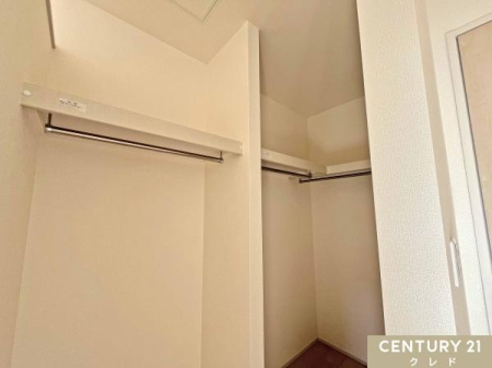 ���[ �yWIC�z
�ߗނ�C�������I�ɐ����ł���֗��Ȏ��[�B
�ߑւ������₷���A���[�I��t�b�N�������ď����𐮗��B�A�N�Z�T���[��o�b�O���ꏏ�Ɏ��[�ł��邽�߁A��������Ƃ�����Ԃ�ۂĂ܂��B