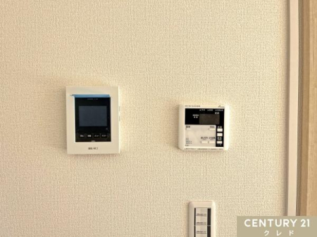 ���̑� �yTV���j�^�[�t���C���^�[�z���z
���ւ��J����O�ɉf���E�����ő�����m�F�ł��A�h�Ɩʂɔz���B���q�l�̂�����Ԃ�P�g�̕��ɂ��S�����ݔ��ł��B
���r���O���烏���^�b�`�ŉ��΂ł��܂��B