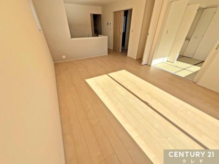 ���r���O �yLDK16���z
�g������̂���16���̃��r���O��2�l��炵�̂��v�w����q��Ē��̉Ƒ��ɂ��I�X�X���̍L���B
�L�b�`�����烊�r���O�S�̂����n����c���̊Ԏ��v�����ł��B