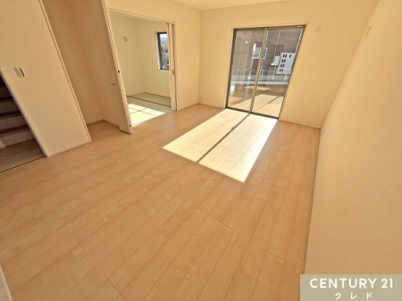 ���r���O �yLDK16���z
�ƂȂ�̘a���ɑ������˂��J������Όv20�����̈�̋�ԂɁB
���q����L�b�Y�X�y�[�X�Ȃǂɂ��_��Ή����܂��B