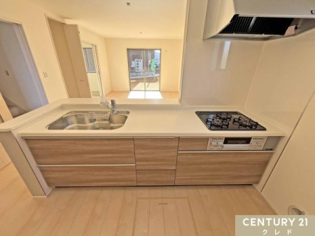 �L�b�`�� �J�����̂���Ζʎ��L�b�`���͉Ƒ��Ɏ�n���ŗ�����H�����n���܂��B
�R�~���j�P�[�V�������Ƃ�Ȃ���X���[�Y�Ȕz�V���Еt�����ł��܂��B