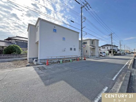 �O�ʓ��H�܂ތ��n�ʐ^ �ɑ����w�Z�k��14���A�����w�Z�k��12���B�ߗׂɂ̓X�[�p�[��h���b�O�X�g�A�ȂǏ��Ǝ{�݂��[�����A���������ɂ��֗��ȗ��n�ł��B