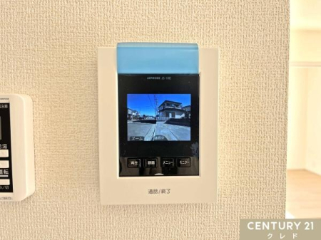 ���̑� �yTV���j�^�[�t���C���^�[�z���z
���ւ��J����O�ɉf���E�����ő�����m�F�ł��A�h�Ɩʂɔz���B���q�l�̂�����Ԃ�P�g�̕��ɂ��S�����ݔ��ł��B
���r���O���烏���^�b�`�ŉ��΂ł��܂��B