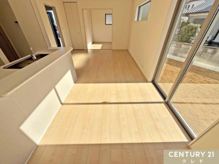 ���r���O �yLDK16���z
�g������̂���16���̃��r���O��2�l��炵�̂��v�w����q��Ē��̉Ƒ��ɂ��I�X�X���̍L���B
�L�b�`���ɋ��Ă����邢�z�����������鉡���̊Ԏ��v�����ł��B