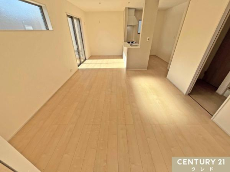 ���r���O �yLDK16���z
�Ζʎ��L�b�`�����璭�߂���Ƒ��e���̋�ԁB
�傫�ȑ����獷�����ގ��R�����S�n�悭�A���邢���͋C�̒��Ń����b�N�X�ł����Ԃ�񋟂��܂��B