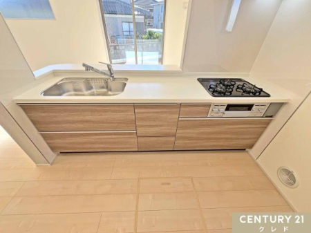 �L�b�`�� �J�����̂���Ζʎ��L�b�`���͉Ƒ��Ɏ�n���ŗ�����H�����n���܂��B
�R�~���j�P�[�V�������Ƃ�Ȃ���X���[�Y�Ȕz�V���Еt�����ł��܂��B