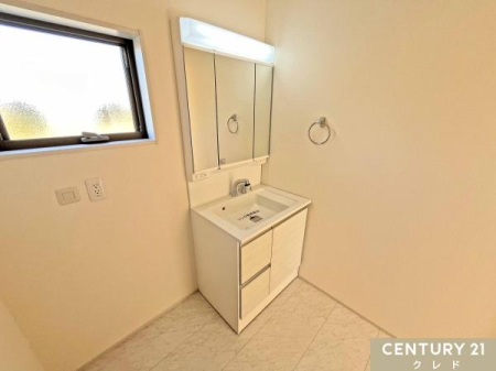 ���ʑ�E���ʏ� ��1�؂̐��ʎ��͈ߗނ̒��E���ȒP�ɍs����L���B
���[�L�x�ȃV�����[����t���̐��ʑ�́A�Ǝ��������m�ۂ����ʎ����ɂ�Ƃ���v���X�B���m���̂���������������ʎ����ōς܂��邱�Ƃ��ł��܂��B