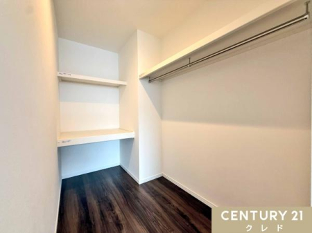 ���[ �yWIC2.4���z
�ߗނ�C�������I�ɐ����ł���֗��Ȏ��[�B
�ߑւ������₷���A���[�I��t�b�N�������ď����𐮗��B�A�N�Z�T���[��o�b�O���ꏏ�Ɏ��[�ł��邽�߁A��������Ƃ�����Ԃ�ۂĂ܂��B