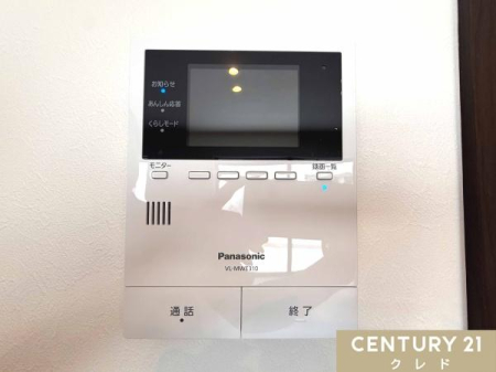 ���̑� �yTV���j�^�[�t���C���^�[�z���z
���ւ��J����O�ɉf���E�����ő�����m�F�ł��A�h�Ɩʂɔz���B���q�l�̂�����Ԃ�P�g�̕��ɂ��S�����ݔ��ł��B
���r���O���烏���^�b�`�ŉ��΂ł��܂��B