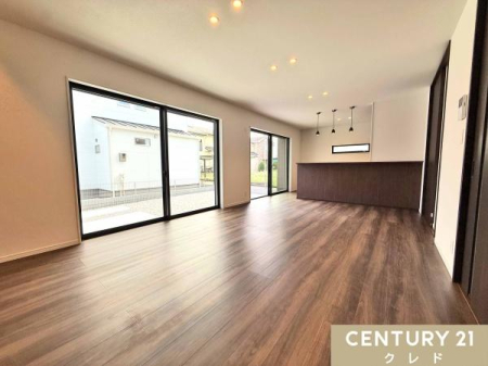 ���r���O �yLDK18���z
�����݂̂���؍ނƌe���̋�Ԃ����a����18���̂�Ƃ�̃��r���O�B
�쓌������̗z���������𖾂邭�Ƃ炵�܂��B