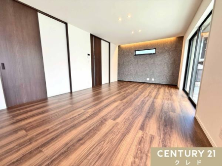 ���r���O �yLDK18���z
�ԐڏƖ��ƃA�N�Z���g�N���X��z�����f�U�C�������ӂ�郊�r���O�́A2�̈����˂���o����\�ȉ�V�����̊Ԏ����m�ہB