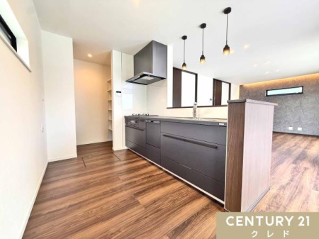 �L�b�`�� �J�����̂���Ζʎ��L�b�`���͉Ƒ��Ɏ�n���ŗ�����H�����n���܂��B
�R�~���j�P�[�V�������Ƃ�Ȃ���X���[�Y�Ȕz�V���Еt�����ł��܂��B