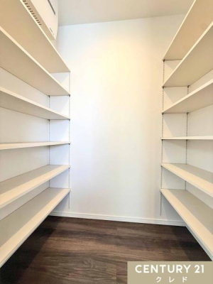 ���[ �y�p���g���[�z
�p���g���[�ɂ͐H�ނ̃X�g�b�N��H��Ȃǂ����[�\�B
�I�̍����𒲐߂ł���̂Ńf�b�h�X�y�[�X�����Ȃ��A���K�ȓ������m�ۂł��܂��I