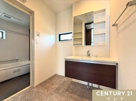 ���ʑ�E���ʏ� �傫�Ȉ�ʋ��{�T�C�h�̃I�[�v���I�ŁA�g�x�x�i�ƃX�g�b�N���@�\�I�Ɏ��[�B
�t���[�g�^�C�v�̃��C�h���ʑ�ő������X�b�L���B�|�������₷����Ԃł��B