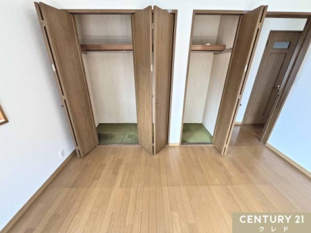 [ y8m[z
8mɂ̓N[[bg2JݒuBߗނ̎dGߕ̎[ɕ֗ŁAۂĂ܂BnK[pCvtŎgǍDB