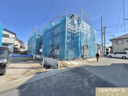 ���̑����n ���݃u���[�V�[�g�ɕ�܂ꂽ��Ԃł����B
�J�����猚������鉮����O�ǂ̎{�H���s���Ă��܂��B
�O�ǂ̎{�H��h�����s������A�����̊O�ς��d�グ�Ă����܂��B