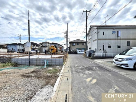 �O�ʓ��H�܂ތ��n�ʐ^ �����A��b�H���̍H���ł��B�x�^��b�ɂ��׏d��ʂŎ󂯁A�s�������ɔz�������\���Ŏ{�H���Ă��܂��B
���ӊ��E��������E�O�ʓ��H�̕����ȂǁA�ʐ^�ł͓`���ɂ����_�����Ќ��n�ł��m�F���������B