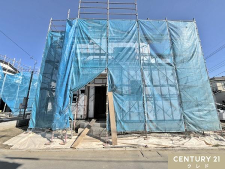 ���̑����n ���݃u���[�V�[�g�ɕ�܂ꂽ��Ԃł����B
�J�����猚������鉮����O�ǂ̎{�H���s���Ă��܂��B
�O�ǂ̎{�H��h�����s������A�����̊O�ς��d�グ�Ă����܂��B