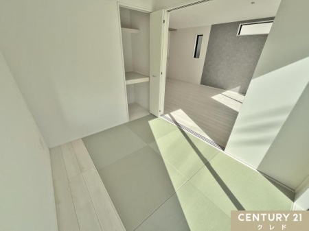 �a�� �y�a��3.75���z
LDK�ƂȂ���t���L�V�u���Șa���B
�t�`�̂Ȃ���̓��_���Ȕz�F�ŃC���e���A�Ƒ������悭�A�D�݂̉Ƌ�u���܂��B
