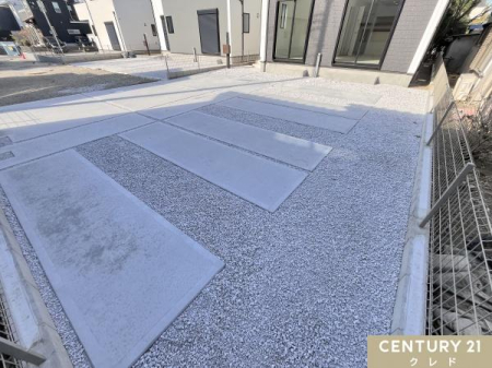 ���ԏ� 3����߂邱�Ƃ̂ł��钓�ԏ�́A�X�y�[�X���L���Ƒ��̎Ԃ◈�q���]�T�������Ē��ԉ\�B
�o��������K�Ō����I�ɃX�y�[�X���g���܂��B