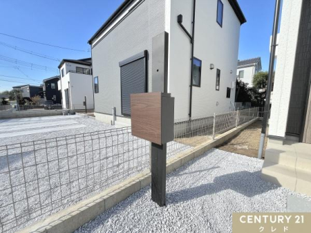 ���̑� ��z�{�b�N�X��̌^�̖和���̗p�B�s�ݎ��ł��ו��̎󂯎�肪�ł��A�|�[�`�͔݂��[���J�̓��̏o��������K�B��Ԃ̓_�E�����C�g�ő������Ƃ炵�A���S�ɔz�����Ă��܂��B