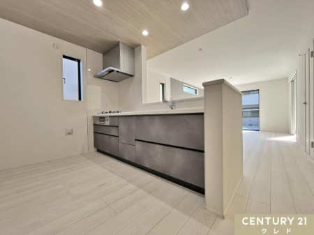 �L�b�`�� �J�����̂���Ζʎ��L�b�`���͉Ƒ��Ɏ�n���ŗ�����H�����n���܂��B
�R�~���j�P�[�V�������Ƃ�Ȃ���X���[�Y�Ȕz�V���Еt�����ł��܂��B